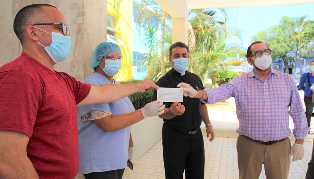 Funcionarios de salud publica y el consejo económico y social reciben aportes para desinfección del San Vicente de Paúl