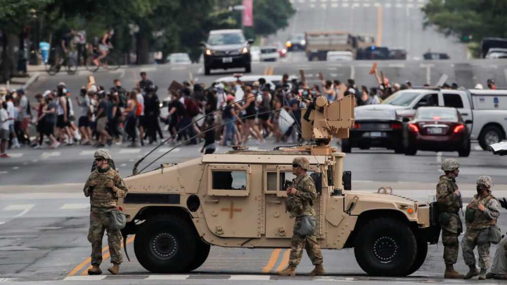 Efectivos de la Guardia Nacional de EE.UU. cerca de la Casa Blanca en Washington, EE.UU., el 3 de junio de 2020