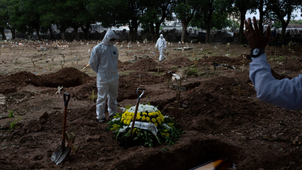 Ceremonia funeraria en el cementerio de San Francisco Xavier, Río de Janeiro, el 3 de mayo de 2020.