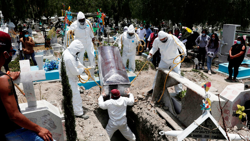 Funeral en un cementerio en las afueras de la Ciudad de México. 19 de junio de 2020.