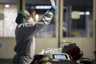 Un médico del hospital Hautepierre atiende a un paciente con el covid-19, Estrasburgo, Francia, el 12 de noviembre de 2020