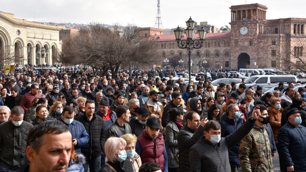 Simpatizantes del primer ministro de Armenia, Nikol Pashinián, en la plaza de República, Ereván, el 25 de febrero de 2021