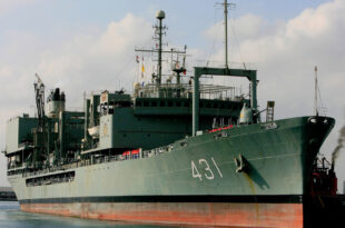 El buque de apoyo de la Armada iraní Kharg.